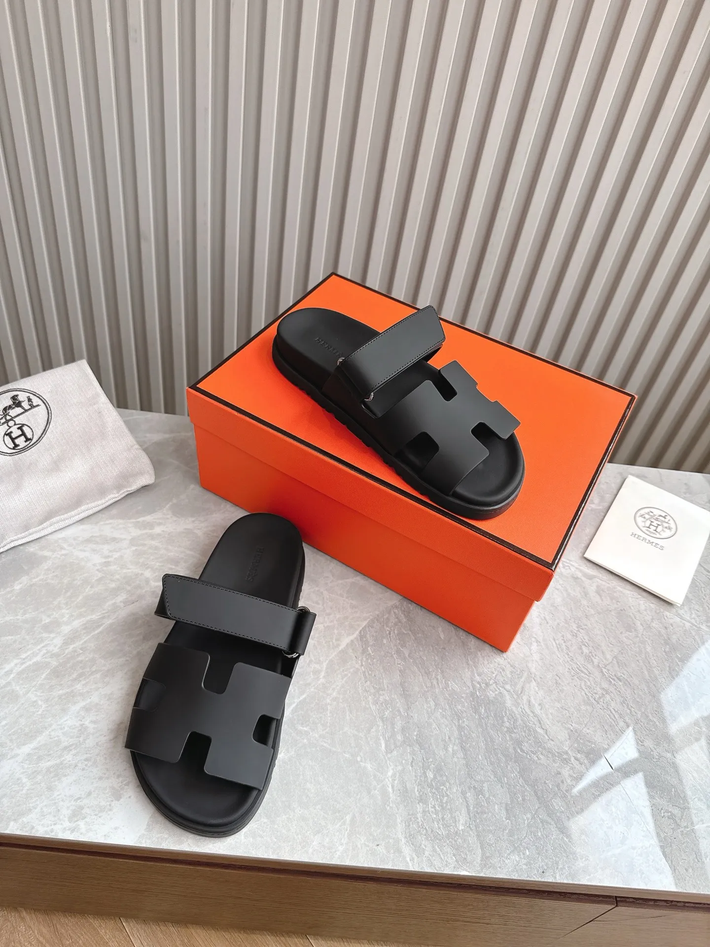 p480🐮🐮Couple model (top version) H family 2024 spring and summer new style HERMES Hermes' recently popular couple model pig nose angle sandals and slippers, paired with various colorful socks, popular. Upper: imported original deerskin (the genuine leather edging is not ordinary super migration). Lining: imported genuine leather. Outsole: Tpu non-slip and wear-resistant outsole. Size: Female 35-42 (40/42 non-returnable and non-exchangeable) Male size: 39-45 (45 non-refundable and non-exchangeable)